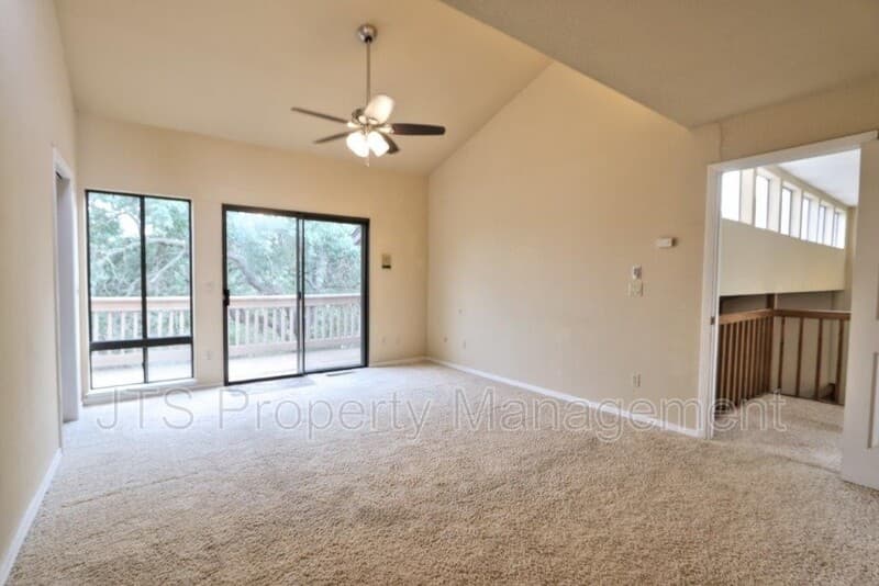 Fair Oaks House: 8944 Cliffside Lane