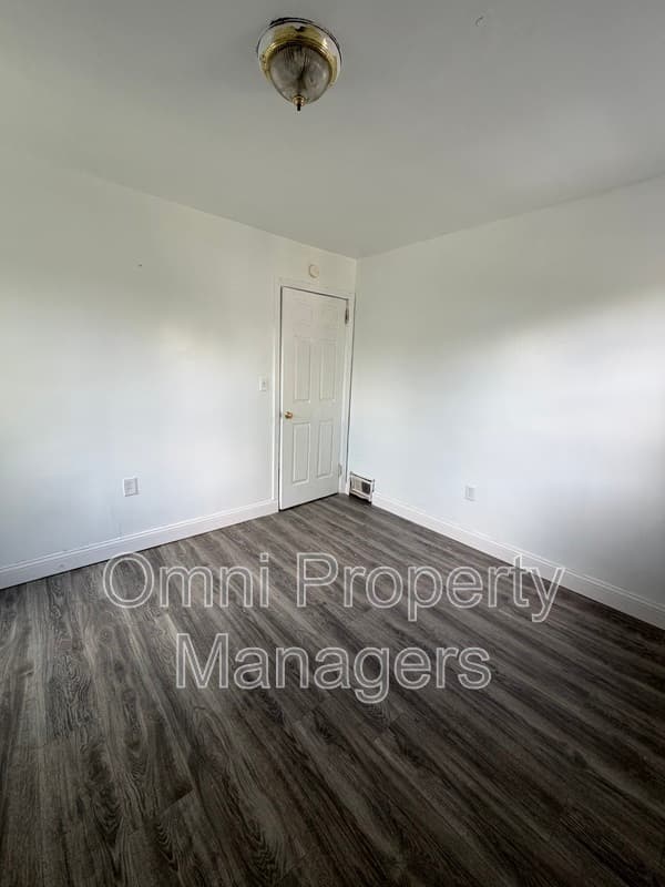 Warren House: 7568 Hudson Ave