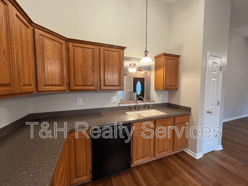 Mooresville House: 249 Pineview Drive