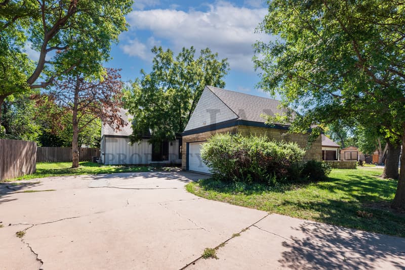 Wichita House: 7211 Bainbridge Road