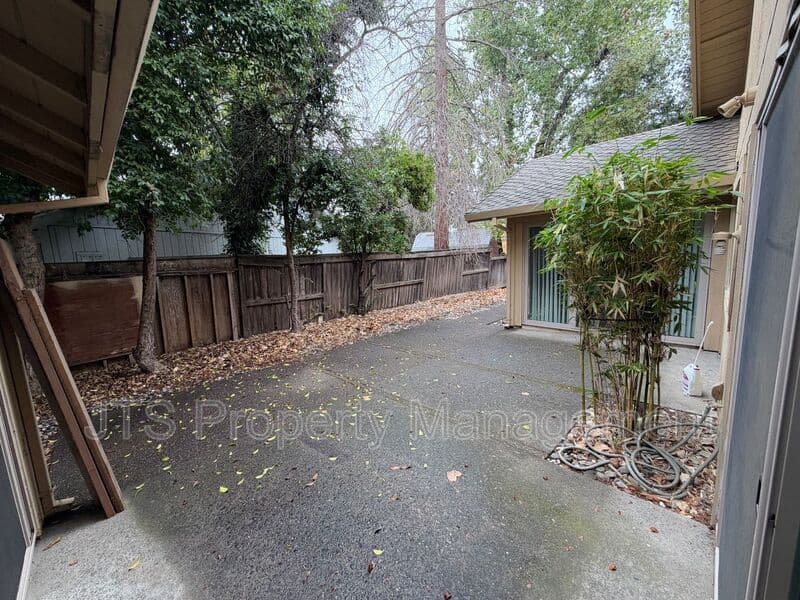 Fair Oaks House: 5334 Terrace Oak Circle