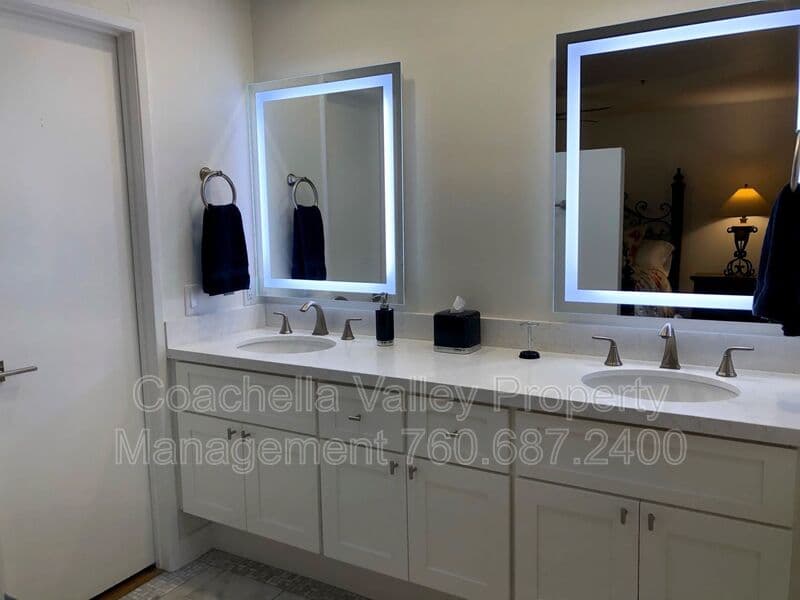 Palm Springs House: 999 Village Square South