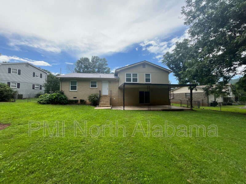 Huntsville House: 6208 NW Cedar Point Dr