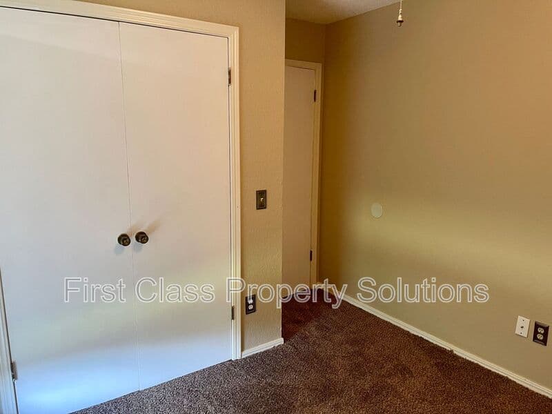Moore House: 9212 Buttonfield Ave
