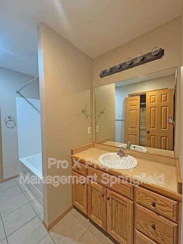 Ozark House: 717 E Watermill Cir