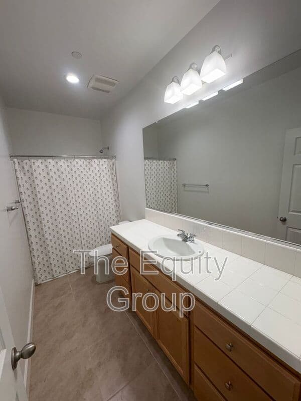 Visalia House: 3215 S Meadowbrook St