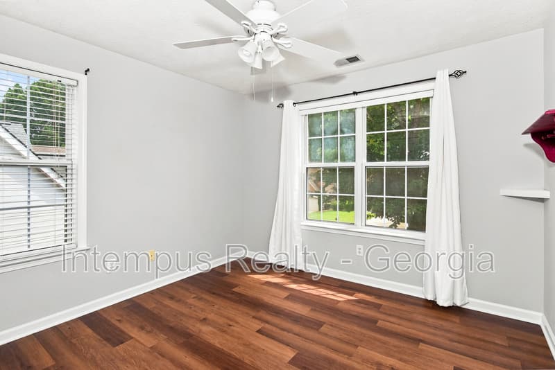 Kennesaw House: 3963 Lullwater Main NW