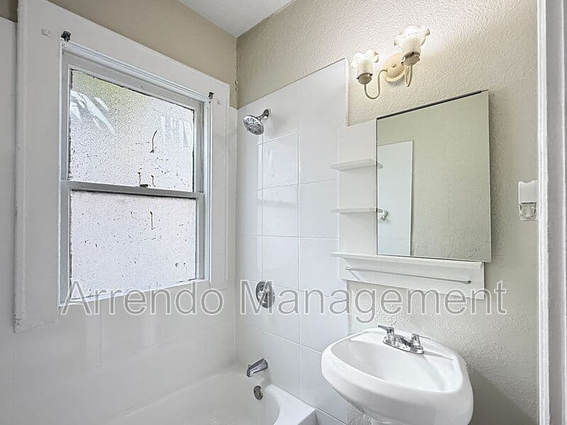Coral Gables House: 126 Mendoza Ave