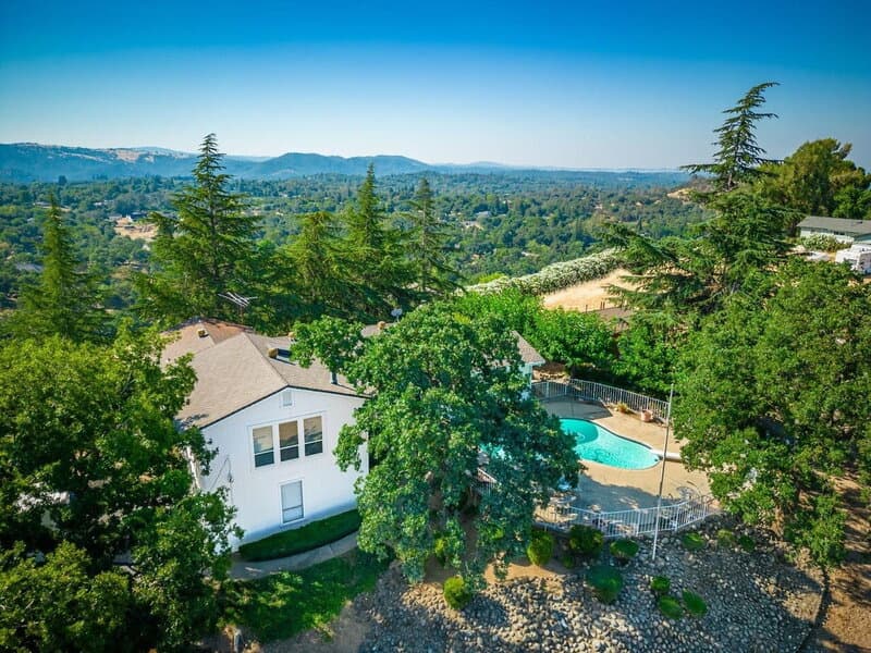 Newcastle House: 1811 Oak Terrace