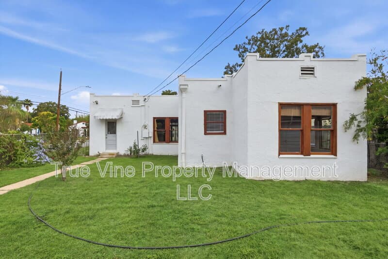 San Antonio House: 1446 Fulton Avenue