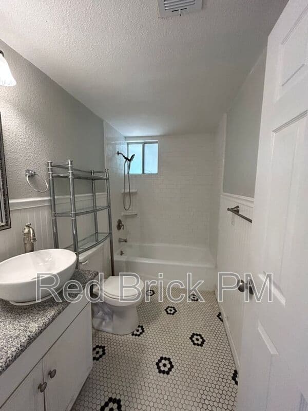 Merced House: 1101 E North Bear Creek Dr.