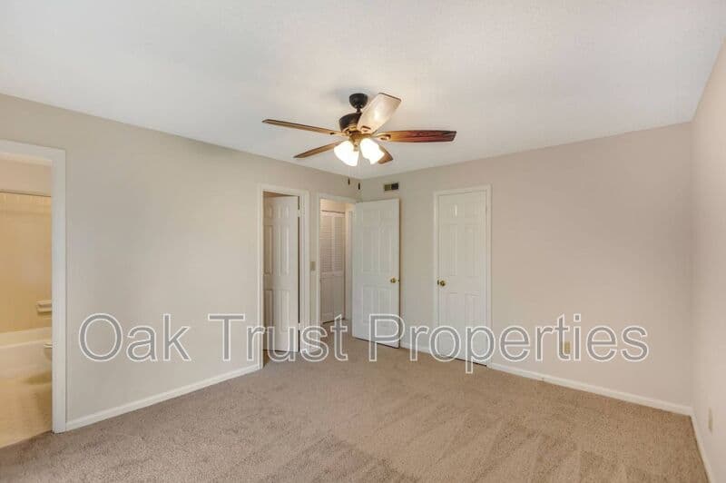 Summerville Townhome: 593 Travelers Blvd