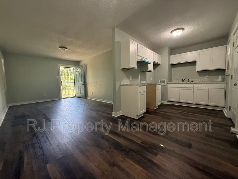 Memphis House: 307 W Peebles Rd