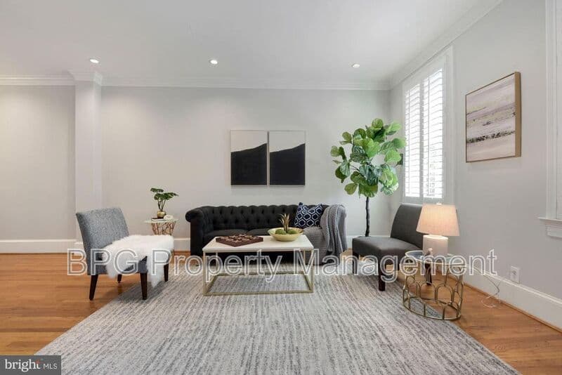 Washington House: 431 Manor PL NW