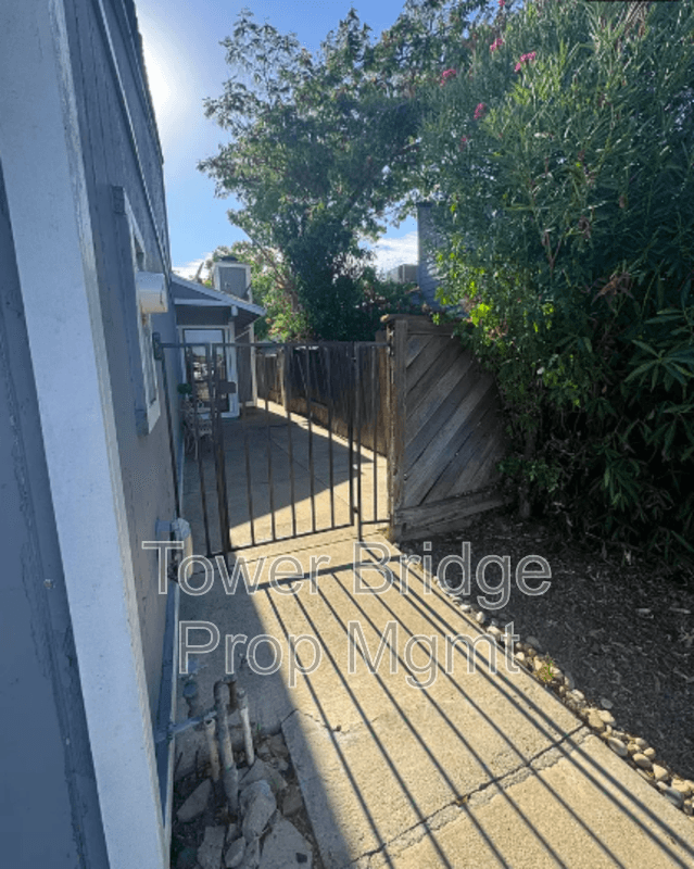 Sacramento House: 7516 Whisperwillow Drive