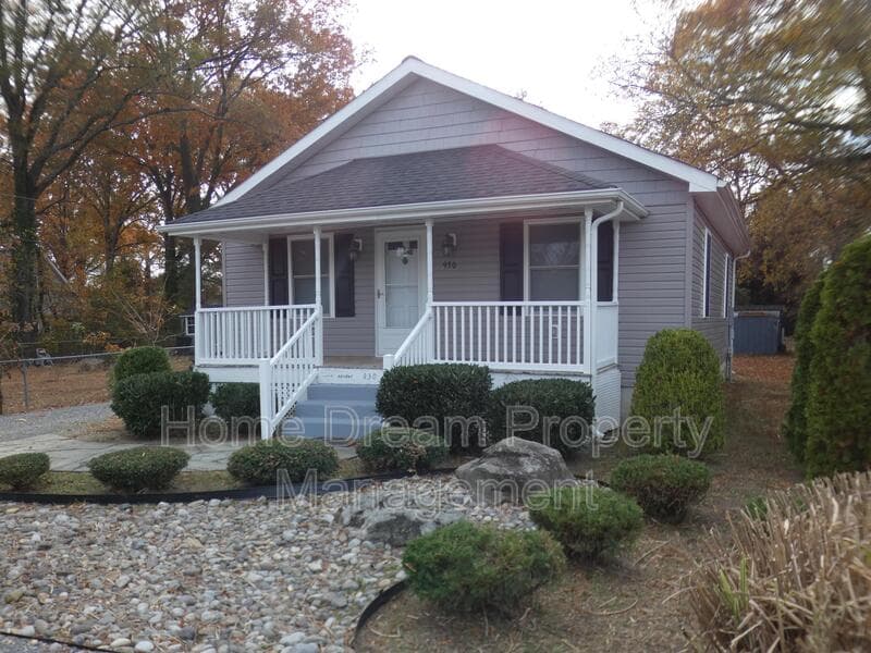 Colonial Beach House: 930 Bryant Avenue