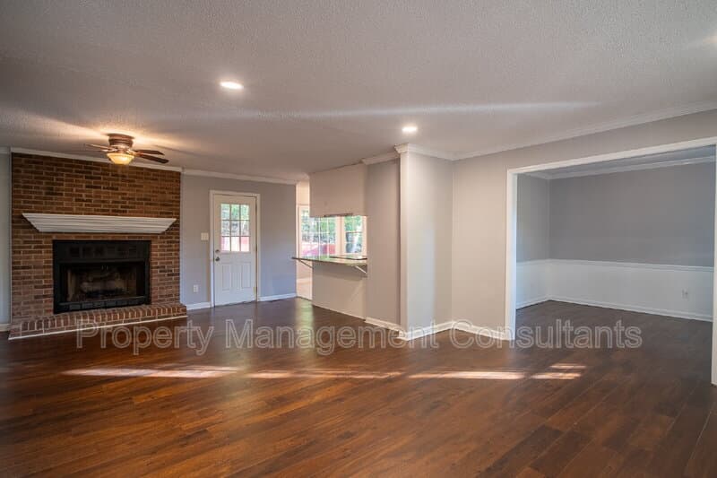 Huntsville House: 2624 Excalibur Drive Southeast