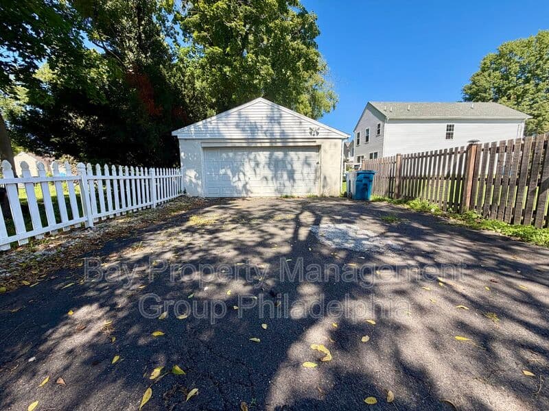 Blue Bell House: 1014 Trewellyn Ave