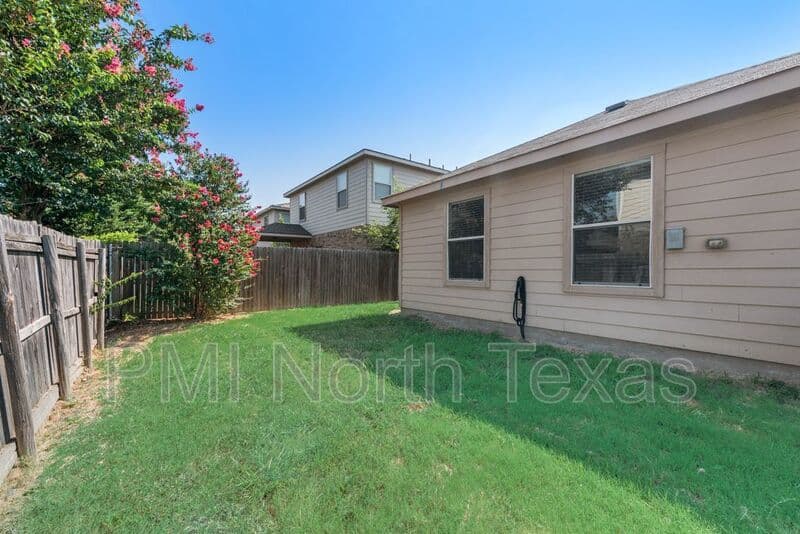 Fort Worth House: 8809 Valley River Drive