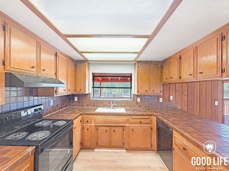 Valley Center House: 19286 Paradise Mountain Rd