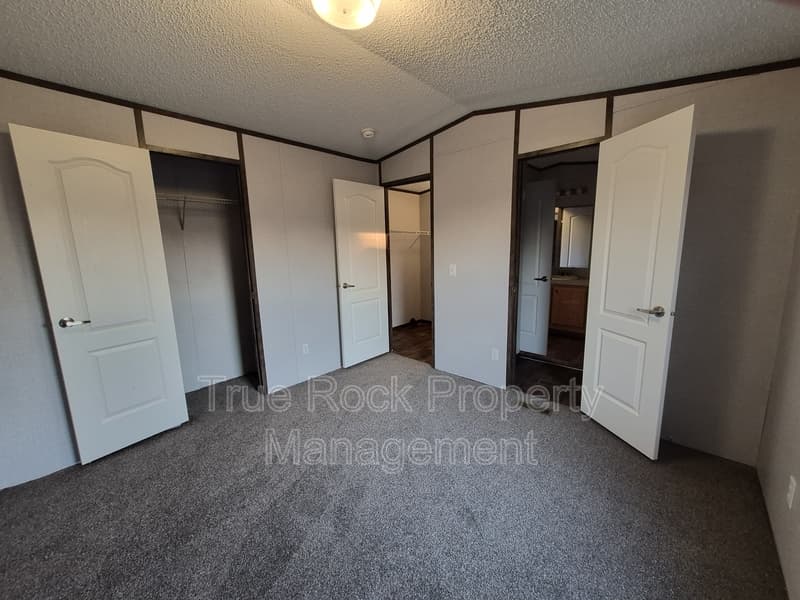Ada House: 16213 County Road 1525