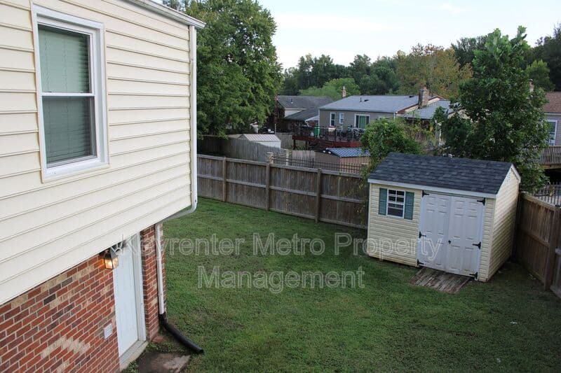 Clinton House: 5245 West Boniwood Turn