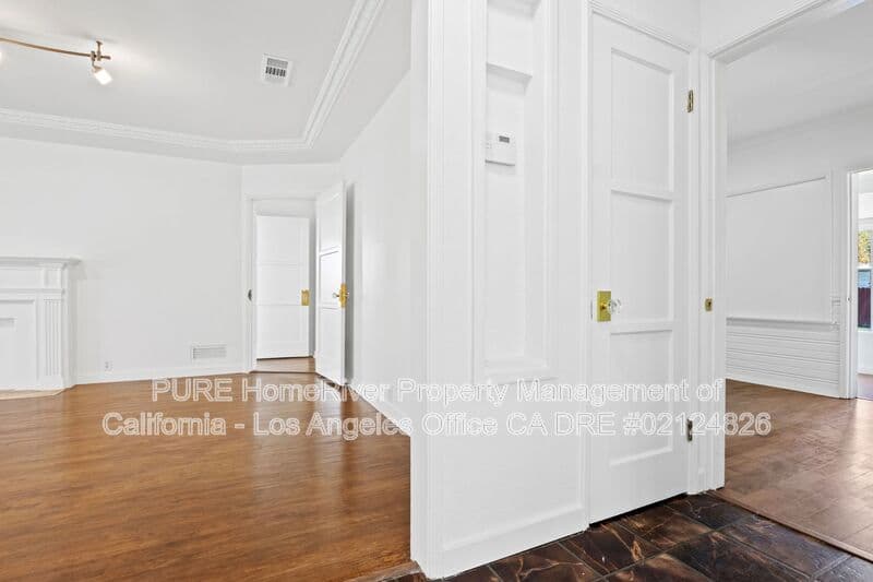 Los Angeles House: 1534 Hayworth Ave