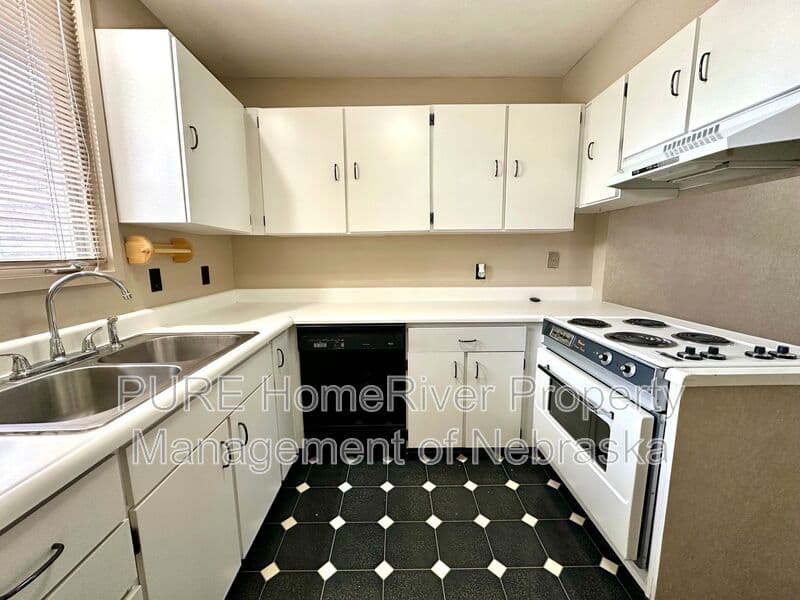 Omaha Townhome: 1631 N 109th Plz