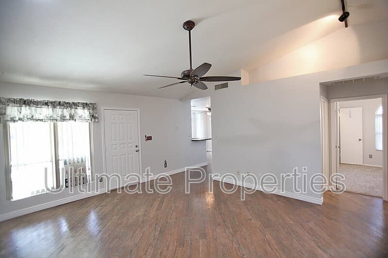 Peoria House: 8140 N 107th Ave
