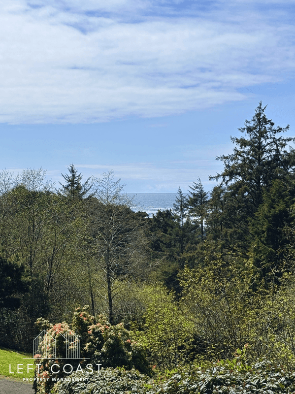 Waldport House: 7205 Southwest Burl Drive