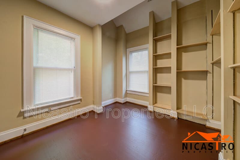 Columbus House: 184 E Frambes Avenue
