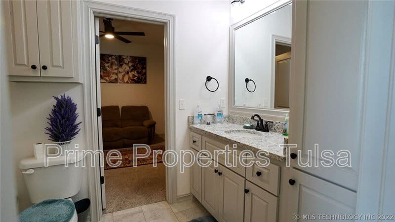 Jenks House: 12912 S 6th St
