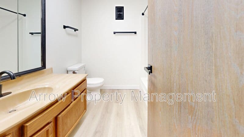 Bismarck House: 201 E Arbor-104E