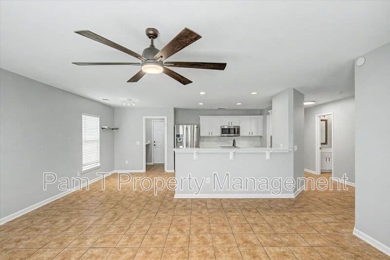 Pooler House: 4 Bainbridge Way