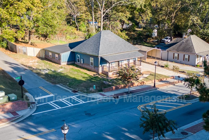 Buford House: 4615 S Lee Street