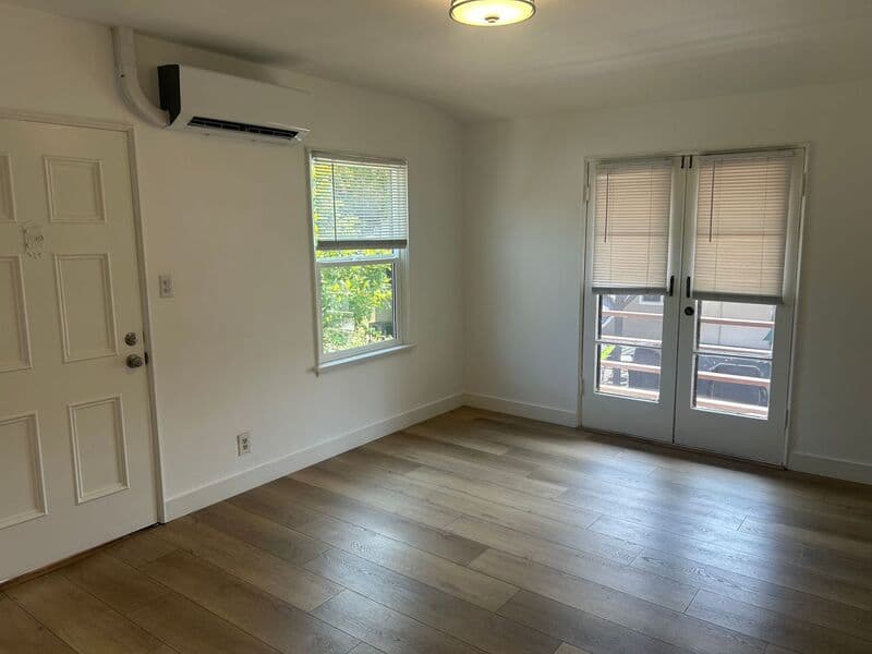 Glendale House: 1235-1237 Virginia Ave
