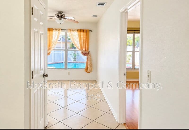 VALRICO House: 516 CAPE COD CIR