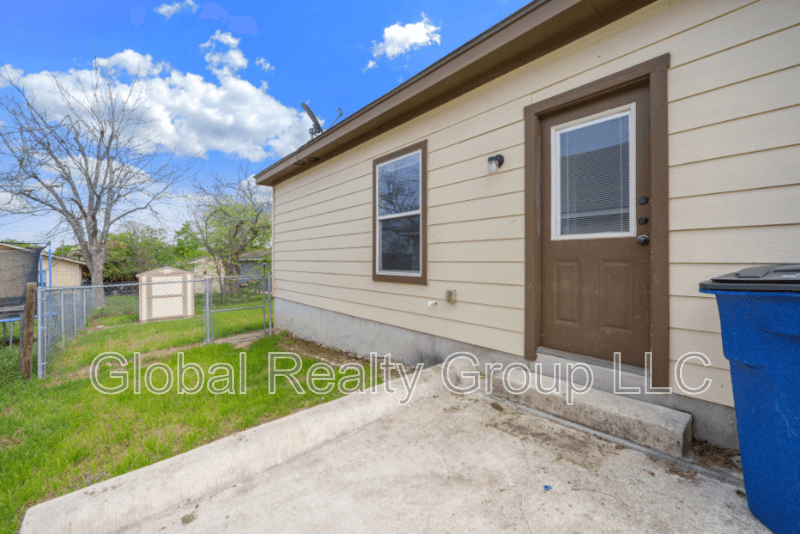 New Braunfels House: 161 S Krueger Ave
