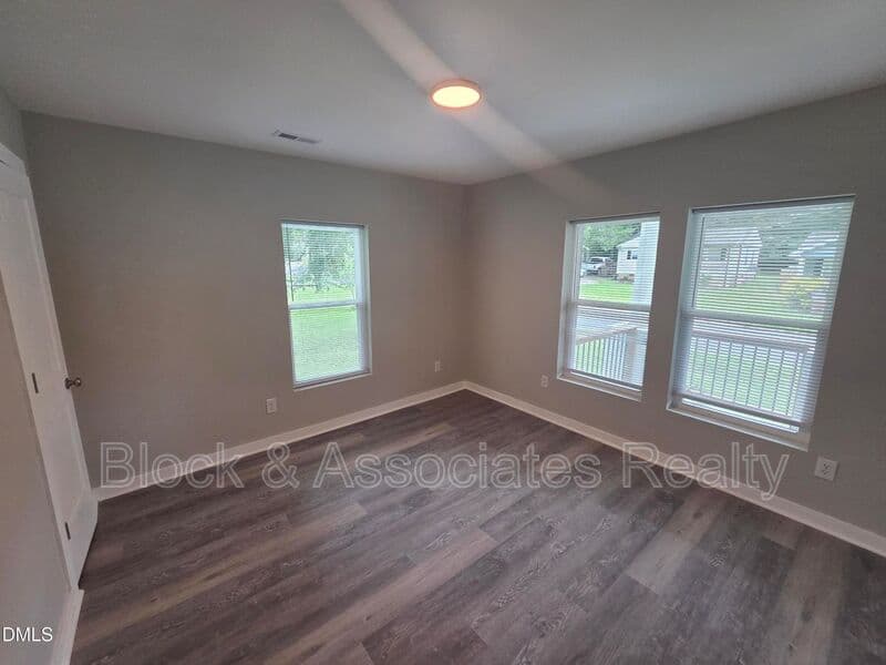 Wake Forest House: 523 E Nelson Ave