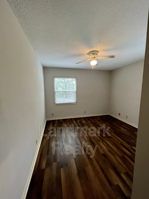Warner Robins House: 116 Lake Front Drive