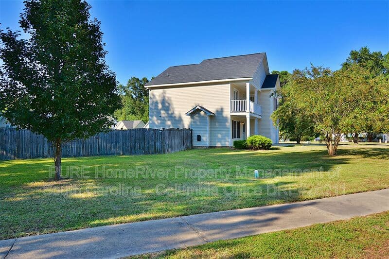 Elgin House: 20 Sugar Maple Ct