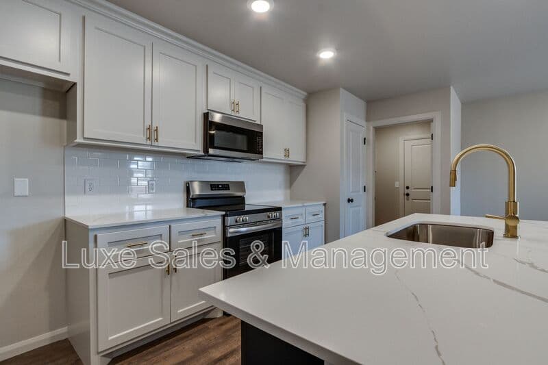 Edmond House: 400 Keiths Way