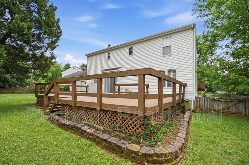 Great Falls House: 10609 Oxford Ct
