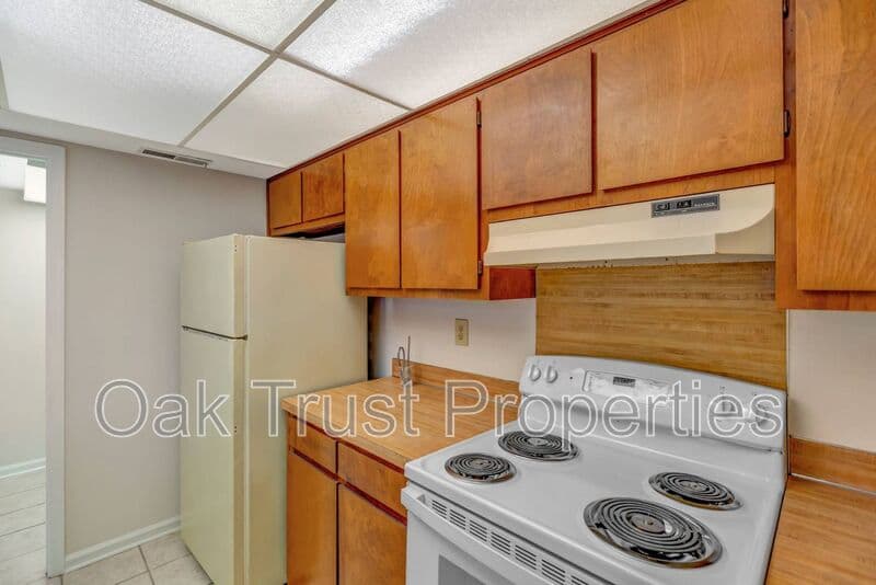 Summerville Townhome: 593 Travelers Blvd