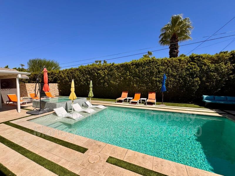 Palm Springs House: 2004 N San Antonio Rd