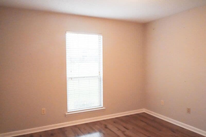 Midway House: 438 Edgewater Dr