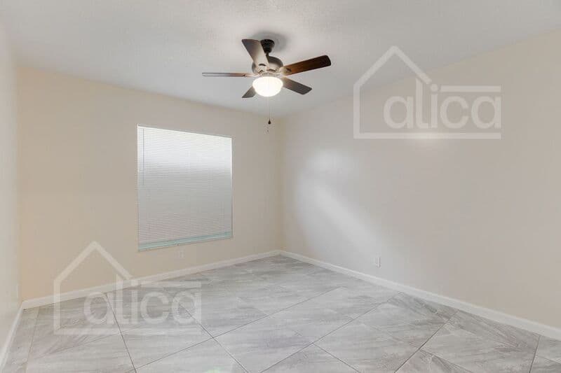Riviera Beach House: 742 W 6th St