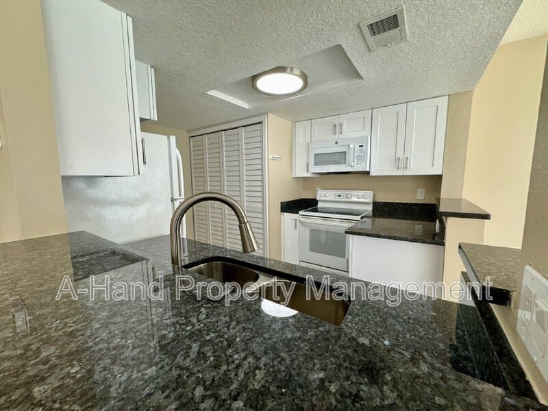 Davenport Condo: 522 Australian Way