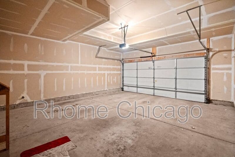 Hoffman Estates House: 6087 Halloran