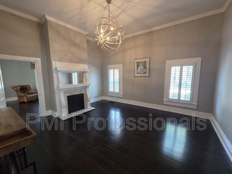 Murfreesboro House: 401 E Main St